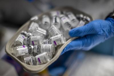 AstraZeneca: Παραδέχεται για πρώτη φορά ότι το εμβόλιο για τον κορονοϊό προκαλεί παρενέργειες