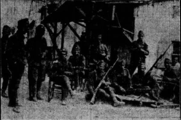 Στη φωτογραφία αξιωματικοί και στρατιώτες με το οπλοπολυβόλο που «θέρισε» τους εργάτες