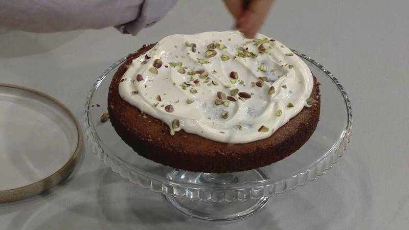 Σιροπιαστό κέικ με φυστίκι Αίγινας και επικάλυψη γιαουρτιού (βίντεο)