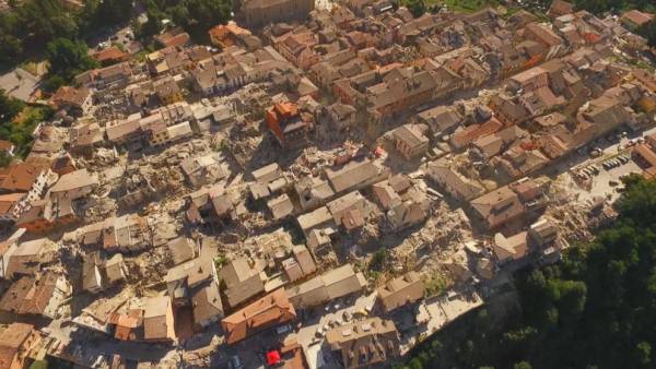 Η καταστροφή στην Ιταλία από το φονικό σεισμό, καταγράφεται από drone (video)