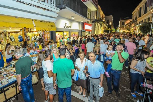 Χιλιάδες άτομα στη &quot;2η Λευκή Νύχτα&quot; στην Καλαμάτα παρά την απειλή της βροχής (φωτογραφίες)