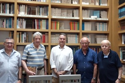 Από την εκδήλωση στην Στέγη Γραμμάτων «Κωστής Παλαμάς». Διακρίνονται από αριστερά ο Δικηγόρος – Ποιητής και τακτικό μέλος της Εταιρείας κ. Φώτης Παλαιολόγος, ο Αντιπρόεδρος της Εταιρείας Λογοτεχνών Νοτιοδυτικής Ελλάδας – Φιλόλογος και Συγγραφέας κ. Φώτης Δημητρόπουλος, ο Ηλείος Ιστορικός – Συγγραφέας και Τακτικό μέλος της Εταιρείας Θεόδωρος Λάμπρος, ο κ. Νίκος Μακρώζης– εκπρόσωπος της Στέγης Γραμμάτων “Κωστής Παλαμάς” και ο πρόεδρος της Εταιρείας κ. Λεωνίδας Μαργαρίτης.