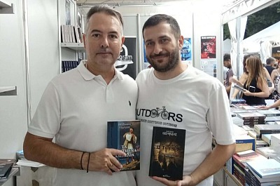 Ο Θεόδωρος Λάμπρος με τον υπεύθυνο των εκδόσεων «ΕΛΚΥΣΤΗΣ» και συγγραφέα Βαγγέλη Ιωσηφίδη