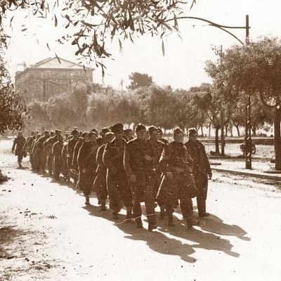 Στη φωτογραφία Βρετανοί αιχμάλωτοι στο λιμάνι της Καλαμάτας – Από ανάρτηση στο WW2 Greek Veterans and Campaigns.