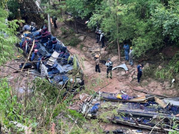 Πτώση λεωφορείου σε γκρεμό στο Μεξικό: Τουλάχιστον 29 νεκροί