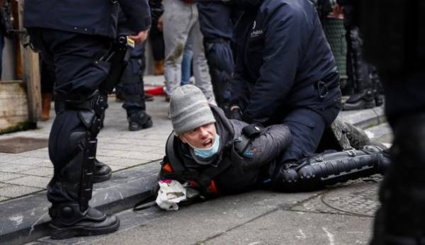 Κορονοϊός: Βίαιες προσαγωγές στις Βρυξέλλες για την αποτροπή διαδηλώσεων κατά των μέτρων (βίντεο)