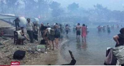 Δίκη για την τραγωδία στο Μάτι: Φωτογραφίες των θυμάτων της πυρκαγιάς τοποθέτησαν στα έδρανα οι συγγενείς τους- Η αντίδραση της προέδρου