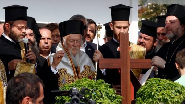 Τρισάγιο τέλεσε ο Οικουμενικός Πατριάρχης Βαρθολομαίος στο Μάτι (Βίντεο)