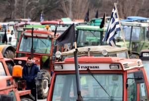 Παραμένουν τα ανεξάρτητα μπλόκα των αγροτών στην Πελοπόννησο