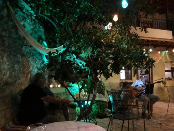 Ελληνική μουσική βραδιά  στην “Αυλή της Γιωργίτσας”