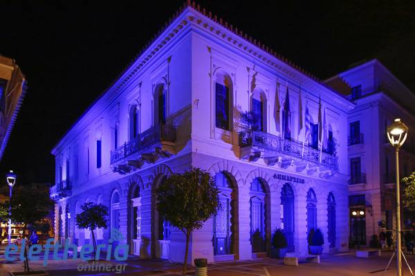 Το ιστορικό δημαρχείο Καλαμάτας φωτίστηκε μπλε κατά του σακχαρώδη διαβήτη (φωτογραφίες)