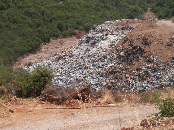 Σπόντες Νίκα προς Τατούλη με φόντο τα σκουπίδια