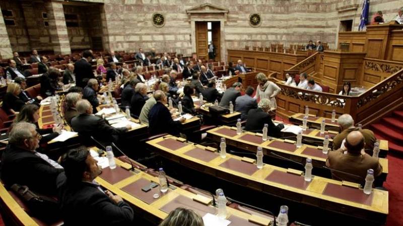 12 βουλευτές του ΣΥΡΙΖΑ ζητούν να απαλειφθεί ο όρος «λαθρομετανάστευση» από κείμενα του ΥΠΕΘΑ