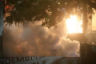 Θεσσαλονίκη: Στο προαύλιο χώρο της Πολυτεχνικής Σχολής παραμένει ομάδα κουκουλοφόρων εκτοξεύοντας μολότοφ