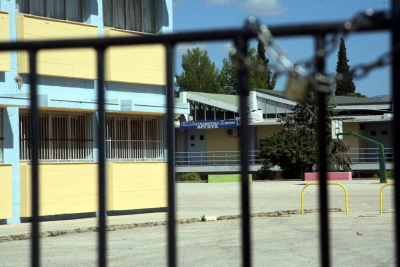 Σε στάσεις εργασίας προχωρούν από σήμερα οι καθηγητές της δευτεροβάθμιας εκπαίδευσης για τις υποχρεωτικές υπερωρίες και την αξιολόγηση