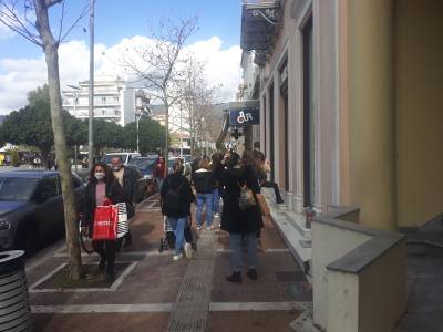 Καλαμάτα: Εκπτώσεις και καλοκαιρία απέναντι στην καραντίνα