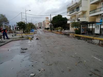 Καλαμάτα: Η θάλασσα ανέβηκε ξανά μέχρι την Ναυαρίνου (βίντεο-φωτογραφίες)