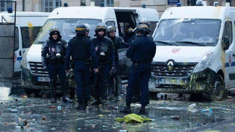 Χάος στους γαλλικούς αυτοκινητοδρόμους, καθώς τα «κίτρινα γιλέκα» πυρπολούν διόδια