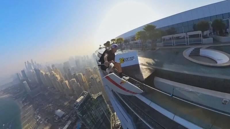 Θεαματικό άλμα wakeskating από ουρανοξύστη στο Ντουμπάι (βίντεο)