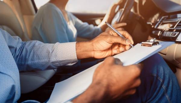 Δίπλωμα οδήγησης: Τι αλλάζει στις εξετάσεις - Και 17χρονοι στο τιμόνι