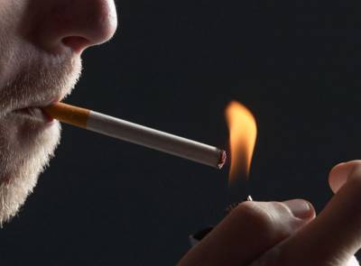 Με πρόστιμα απειλεί τους καπνιστές υπαλλήλους ο Νίκας