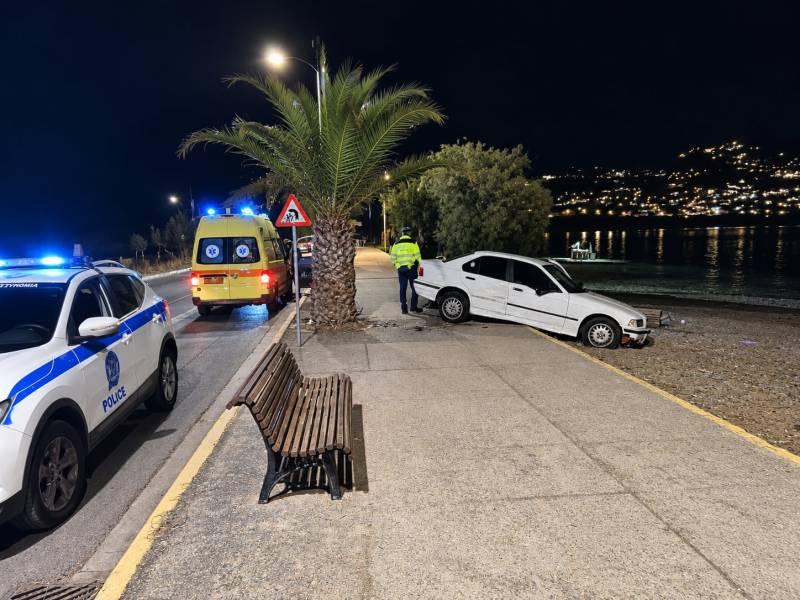 Καλαμάτα: Αυτοκίνητο... καβάλησε το πεζοδρόμιο της Ναυαρίνου