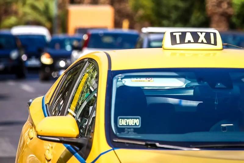Σύλληψη οδηγού ταξί για υπερχρέωση επιβατών στο λιμάνι του Πειραιά