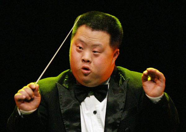 ZhouZhou: Ο ταλαντούχος διευθυντής ορχήστρας με σύνδρομο down (βίντεο)