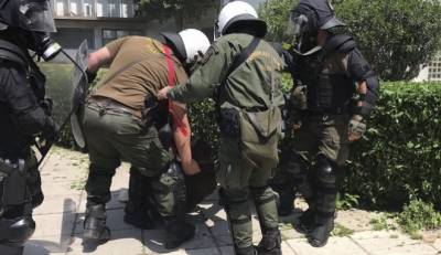 ΑΠΘ: Άγρια επίθεση αστυνομικών κατά διαδηλωτή (βίντεο)