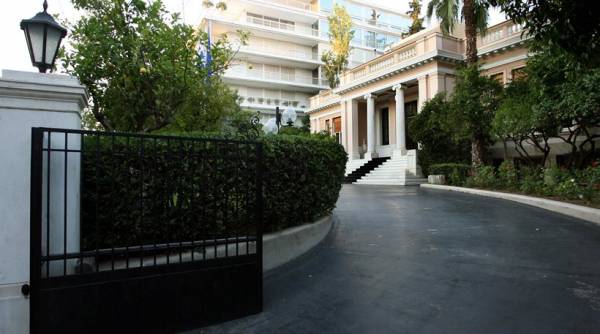 Ο Γλέζος δεν είναι καλά πληροφορημένος, απαντά η κυβέρνηση