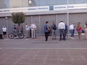 Καλαμάτα: Περιμένουν τις συντάξεις έξω από κλειστές τράπεζες