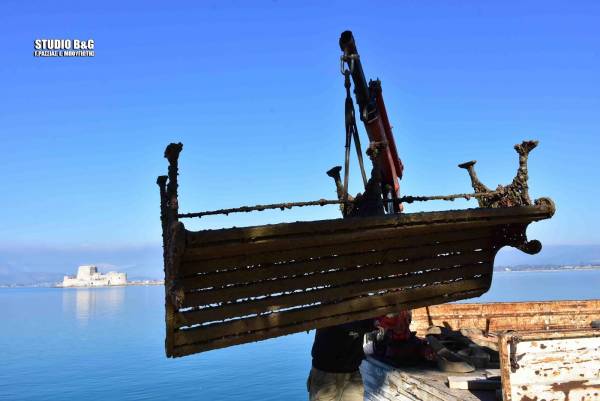 Ναύπλιο: Ψάρεψαν... παγκάκια από το λιμάνι (Φωτογραφίες)