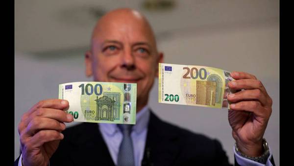 Τα νέα χαρτονομίσματα των 100 και 200 ευρώ παρουσιάστηκαν στη Φρανκφούρτη