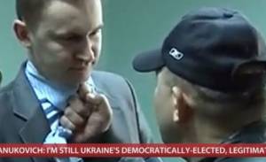 Ακροδεξιός ηγέτης τρομοκρατεί, σπρώχνει και χαστουκίζει εισαγγελέα στην Ουκρανία (βίντεο)