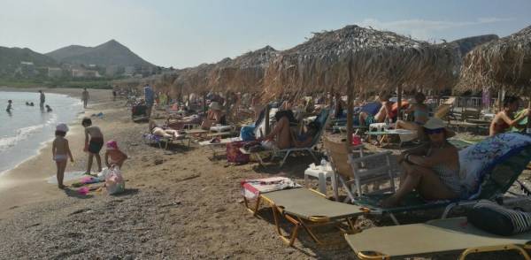 Πόσο κοστίζουν οι βουτιές σε παραλίες της Αττικής στην ελληνική οικογένεια