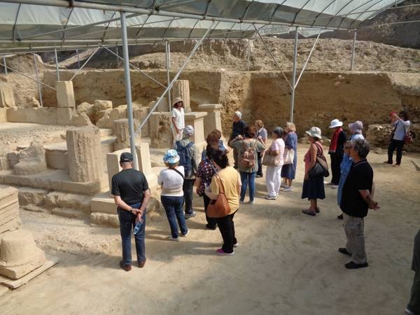 Μέλη της Εταιρείας των Φίλων του Εθνικού Αρχαιολογικού Μουσείου στην Αρχαία Θουρία