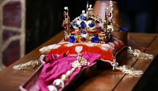 Αυθεντικά κοσμήματα των βασιλέων της Βοημίας εκτίθενται στην Πράγα