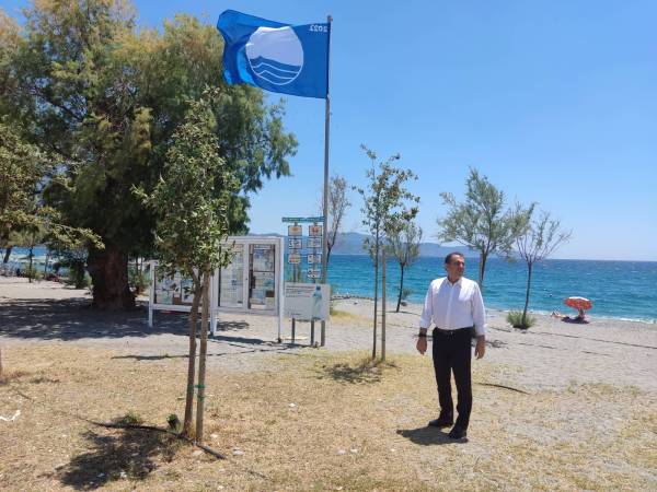 Αναρτήθηκαν οι γαλάζιες σημαίες στις βραβευμένες παραλίες της Καλαμάτας