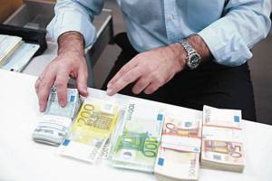 Μεγάλη απάτη: Διευθυντής τράπεζας &quot;έφαγε&quot; 1,2 εκατ. ευρώ από καταθέτες