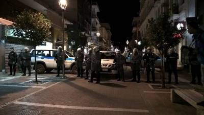Καλαμάτα: Αστυνομικές δυνάμεις για να μην συναντηθούν οι δύο συγκεντρώσεις (βίντεο)