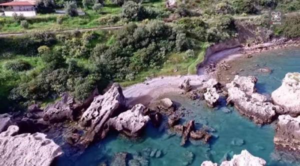 Η παραλία-πισίνα που αποτελεί ένα καλά «κρυμμένο μυστικό» της Πελοποννήσου (Βίντεο)