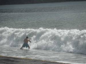 Βάλθηκε να... δαμάσει τα κύματα, στην παραλία της Καλαμάτας