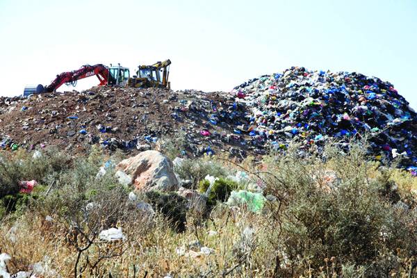 Σιγή ιχθύος για τα σκουπίδια από υπουργείο και Περιφέρεια Πελοποννήσου