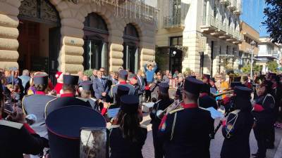 Κάλαντα από τη Δημοτική Φιλαρμονική Καλαμάτας στον πεζόδρομο της Αριστομένους (βίντεο)