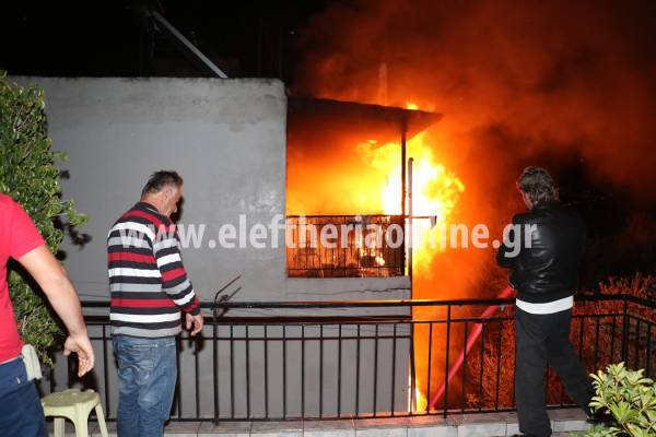 Φωτιά σε σπίτι στην Καλαμάτα (βίντεο και φωτογραφίες)