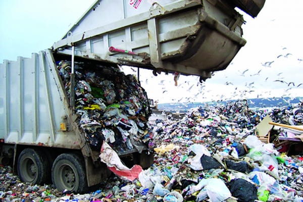 Ενώ διαφωνούν Περιφέρεια και Δήμοι: Εντός του Αυγούστου ανακοινώσεις για τα σκουπίδια 