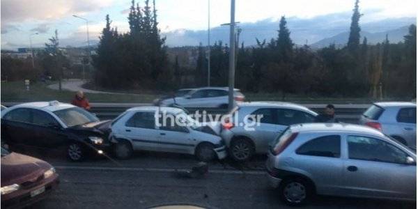 Θεσσαλονίκη: Καραμπόλες με τουλάχιστον 10 τρακαρισμένα αυτοκίνητα στον Περιφερειακό