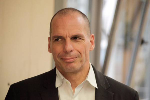 Βαρουφάκης σε Κασιδιάρη: &quot;Είστε στη φυλακή για τις εγκληματικές σας πράξεις και όχι για αντίσταση κατά του μνημονίου&quot;