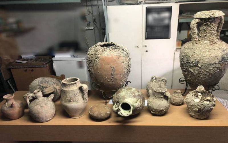 Επιχείρηση της Ασφάλειας στην Κόρινθο, βρέθηκαν αρχαιότητες κρυμμένες σε χωράφι