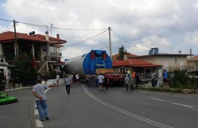 Μεσσηνία: Κόλλησε νταλίκα με... ανεμογεννήτρια μέσα στο Βλαχόπουλο (βίντεο)